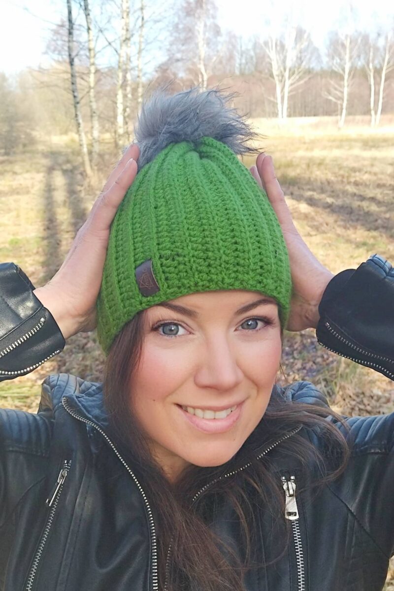 Zielona czapka zimowa MustGo. Z pomponem, podszyta polarem