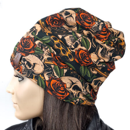 Modna zimowa bawełniana czarna czapka damska MustGo ciepła podszewka z nadrukiem czaszki róże
