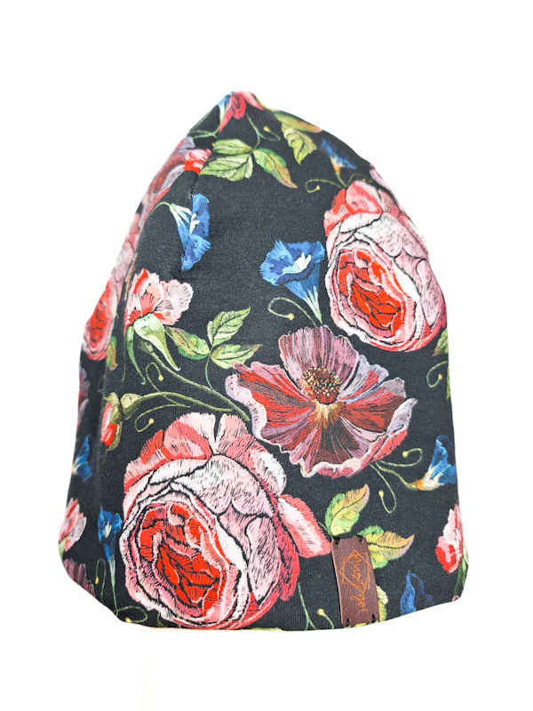 Modna zimowa bawełniana czarna czapka damska MustGo ciepła podszewka z nadrukiem kwiaty róże