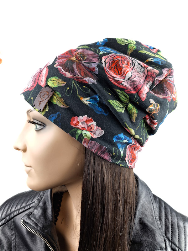 Modna zimowa bawełniana czarna czapka damska MustGo ciepła podszewka z nadrukiem kwiaty róże